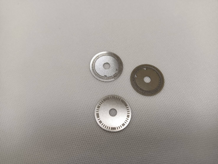 光学エンコーダー用ステンレススチールディスクスケール - 切断精度は<+/-20 µmです。ホーテックは、絶対エンコーダーおよび増分エンコーダー用のディスクスケールを製造できます。仕様をお知らせください。